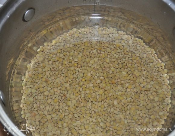 Чечевицу сварить до готовности, остудить и размять в пюре.