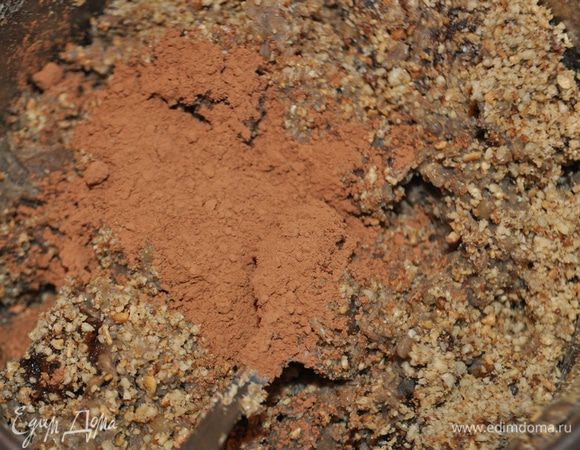 Семечки и орехи,положить на сухую разогретую сковородку и помешивая обжарить 7-8 минут. Затем измельчить с помощью блендера. Финики обсушить,очистить от косточек и измельчить в блендере.
Соединить все ингредиенты,добавить какао и тщательно перемешать.