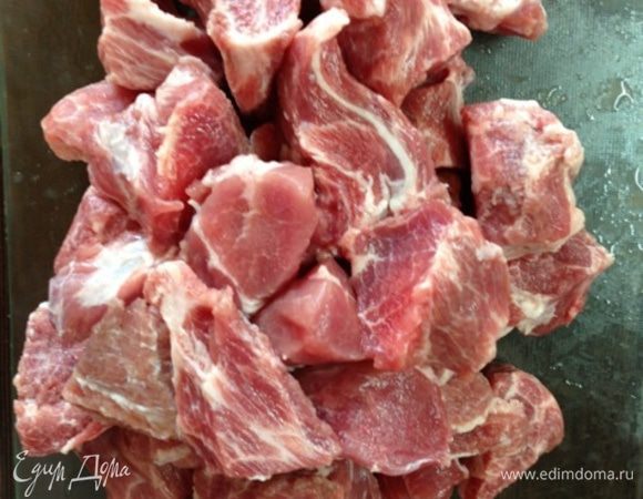 Свинину (лучше нежирную часть) нарезать на кусочки приблизительно 5*5 см (я резала чуть мельче).