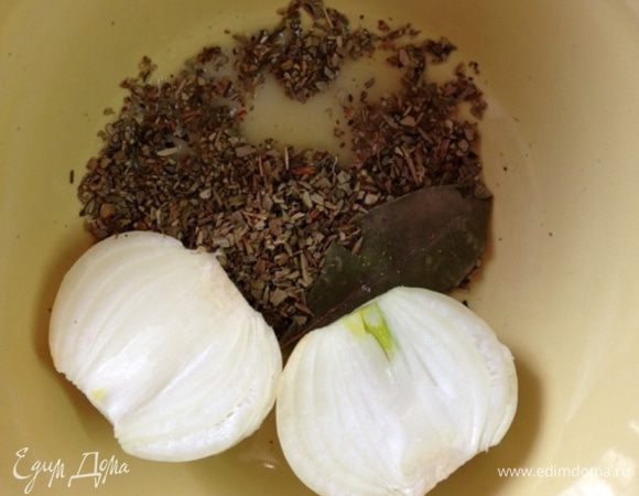 Разогреть духовку до 150 градусов.
Смешать все приправы, лук и лимонный сок. Апельсин разрезать пополам и отжать сок.