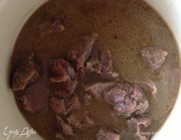 Достать из духовки жаровню, шумовкой вынуть мясо и сложить его в кастрюлю. Жидкость процедить и отправить к мясу. Кастрюлю отправить на огонь и варить до загустения жидкости минут 20. Жидкости должно остаться где-то 0,5 стакана.