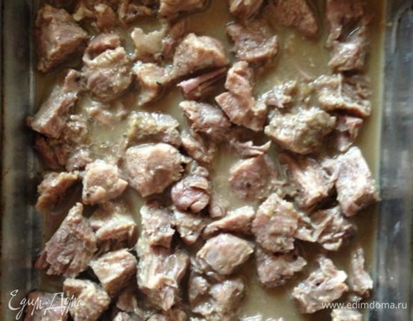 Включаем в духовке функцию гриля.
Перекладываем свинину с соусом на противень, равномерно распределяя ее в один слой, и вилкой разделяем кусочки пополам.