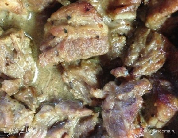 Отправляем под гриль и жарим минут 5-8 до зарумянивания, затем мясо переворачиваем и поджариваем другую сторону.