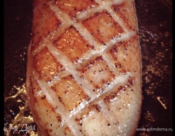 Включить духовку разогреваться до 200С. В это время ... Надрезать утиное филе со стороны шкурки, аккуратно, не повредив мясо. Посолить , поперчить и обжарить на сковороде до золотистой корочки со всех сторон. Переложить в жаропрочную посуду.