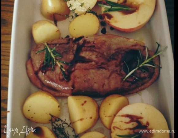 Яблоки и картошку сложить к утиному филе в жаропрочную посуду, а также травы прованса и раздавленные дольки чеснока. Сверху все полить медом и бальзамическим соусом. Через 40 мин. ужин готов.