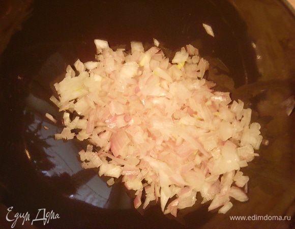 Очень мелко порубите шалот.