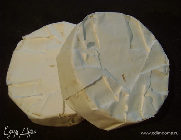 Срежьте корочку с сыра камамбер (если она не слишком плотная, можно ее оставить)