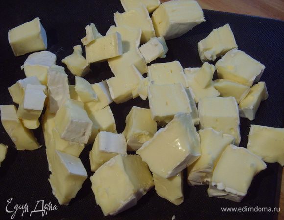 Порежьте сыр ножом, 