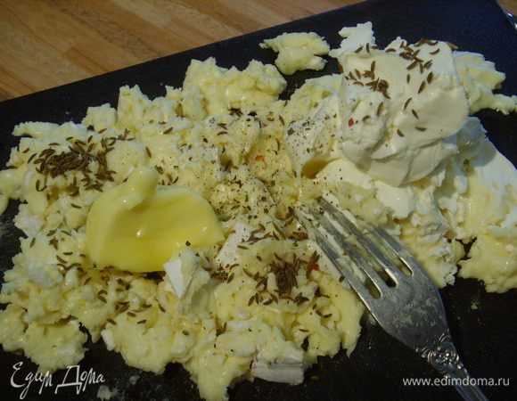 Затем разомните его вилкой вместе с размягченным маслом и сливочным сыром ( у меня "Филадельфия"). Вмешайте шалот.