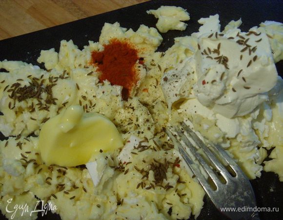 Добавьте специи, пару ложек хорошего пива (можно больше, если вам по нраву более жидкая консистенция) и хорошенько размешайте.