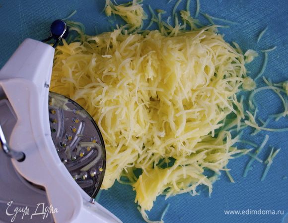 Картофель очистить и натереть тонкими "нитями". Я воспользовалась для этой цели специальной теркой, с помощью которой удобно нарезать овощи на "жюльен".  