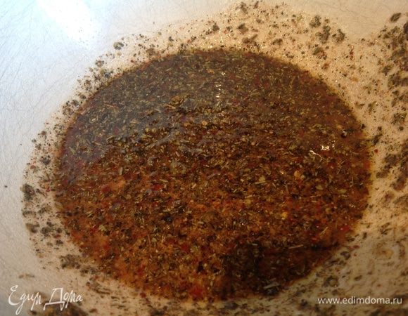 Сделайте маринад: смешайте все специи,  добавьте сок лимона и оливковое масло.