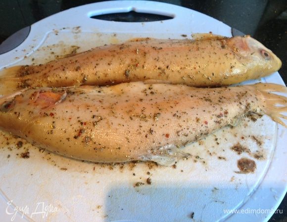 Хорошо натрите рыбу солью, а затем маринадом, оставьте на 20 минут.