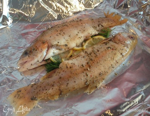 В брюшко рыбы положите порезанный кружочками лимон и веточки укропа, за верните в фольгу и запекайте в духовке при 160 градусах примерно 45 минут.