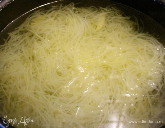 Опустить картофель в кипящую подсоленную воду на полминуты.