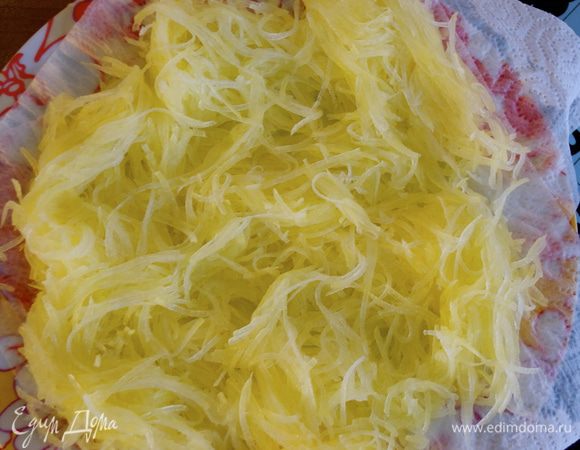 С помощью шумовки достать из воды и обсушить на бумажном полотенце. Выложить на блюдо. 