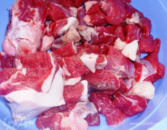 Мясо, обязательно с косточкой и жирком (у меня лопатка) порезать средними по размеру кусочками. 
