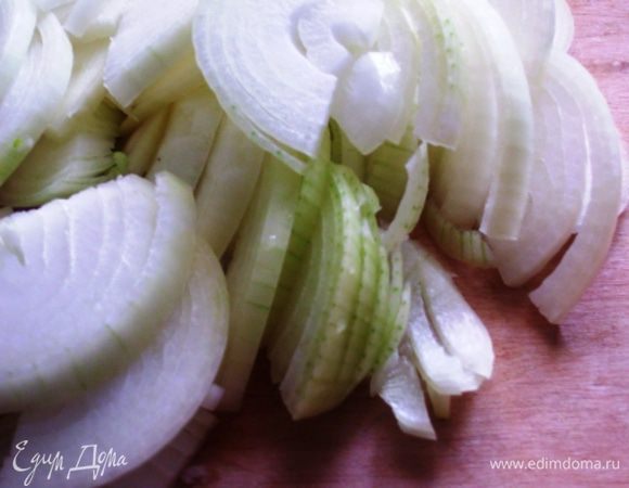 Лук и морковь порезать крупными полукольцами. 
