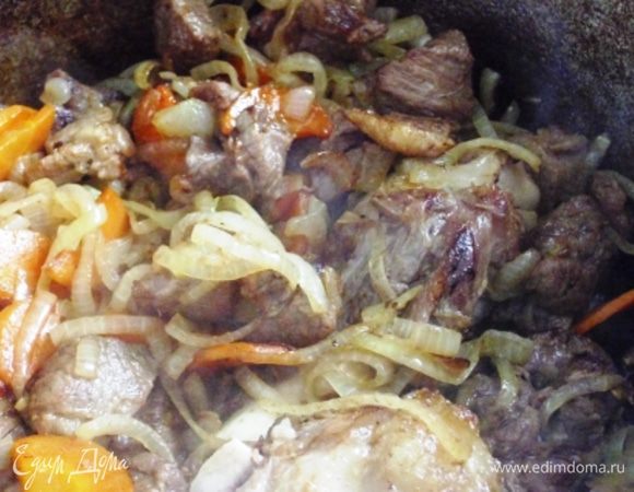 Когда лук станет прозрачным и золотистым добавить стакан кипятка, закрыть крышкой и потушить на среднем огне минут 10-15.
