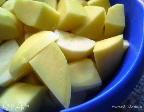 Тем временем крупно порезать картофель  (средний я разрезала на четыре части).
