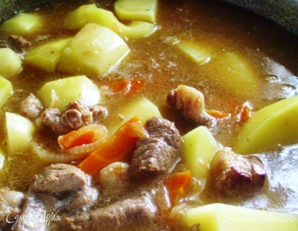 Выложить картофель в казан и залить кипятком так, чтобы мясо и овощи были почти полностью покрыты водой.
