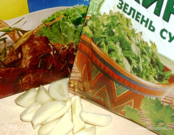 Посолить по вкусу, добавить крупно порезанный чеснок, зиру и сушеную кинзу. Тушить под крышкой на среднем огне до готовности картофеля. 
