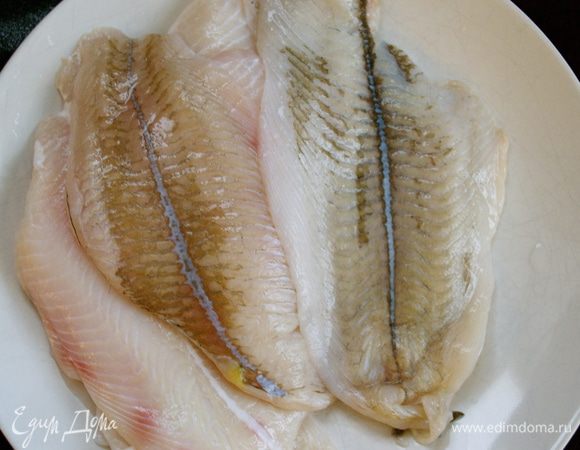 Подготовить рыбное филе... Слегка посолить и поперчить.