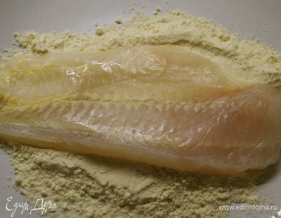 Разогреть растительное масло в сковороде (или в кастрюле). Подготовить на столе три тарелки; в одну положить муку, в другую яйцо с сыром и в третью тертый картофель... Каждое рыбное филе сначала обвалять в муке...