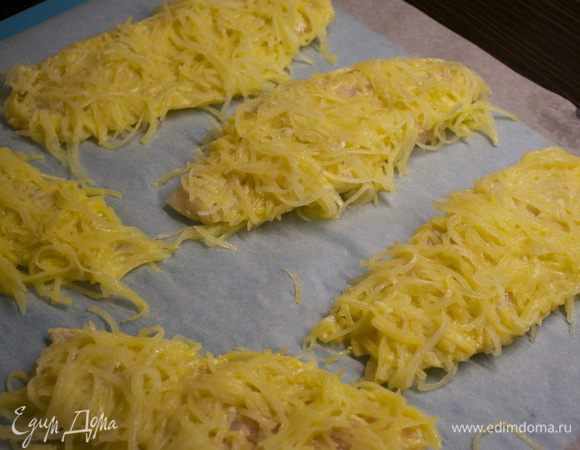 И в самом конце в картофеле. Выложить подготовленный филе на пекарскую бумагу. 