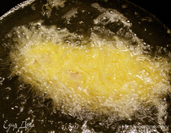 Обжарить. Первый раз я готовила рыбу во фритюре (как было указано в рецепте), но повторно делала просто на сковороде в меньшем количестве масла и результат получился тот же. Поэтому теперь я готовлю это блюдо просто на сковороде в достаточном количестве масла, а не во фритюре. Вы можете выбрать как Вам удобно.  