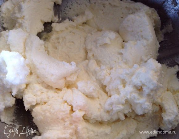 Творог смешать с сахаром, йогуртом и ванильным сахаром до однородной массы. Йогурт добавлять постепенно.