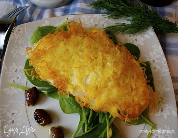 Готовую рыбку в картофельной корочке выложить на бумажное полотенце, чтобы убрать остатки жира... И подавать сразу же с овощным гарниром. 