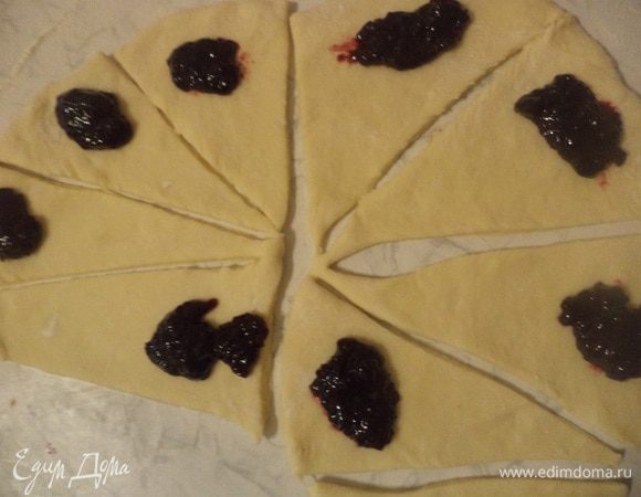 На широкую часть сегментов уложить по 0,5 ч.лож. джема, и свернуть рогаликом.