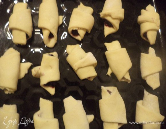 Рогалики выложить на смазанный маслом противень. 
Яйцо взбить с 1 ст. лож. молока. Кисточкой намазать этой смесью рогалики.
Выпекать 15 минут при температуре 180 градусов.