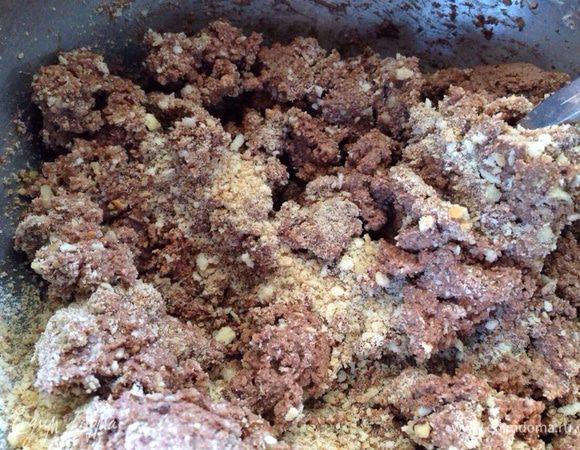 Затем постепенно добавить печенье и орехи. Хорошо вымешать, чтобы вышла пластичная масса.