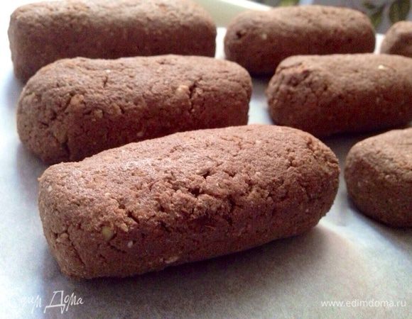 Из готовой массы скатать сырки. Уложить на пергамент и убрать в морозилку на 1 час.