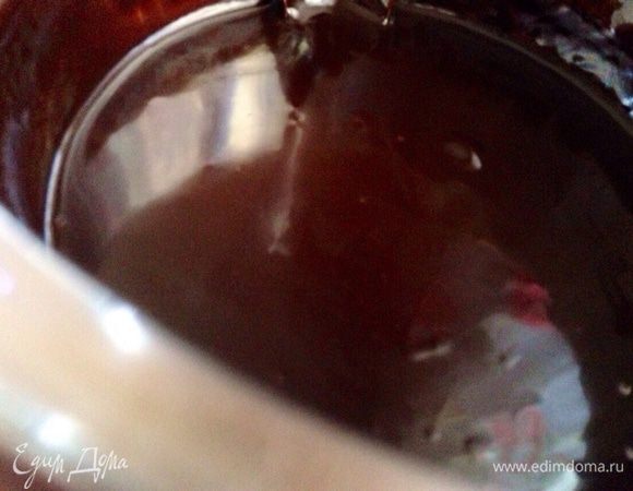 Шоколад растопить на водяной бане. Добавить масло и молоко. Перемешать.