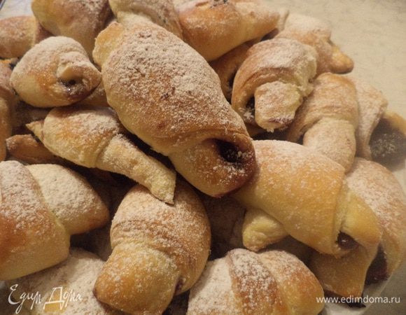 Готовые рогалики посыпать сахарной пудрой.
Уж очень они хороши с чаем!!! Угощайтесь!!!