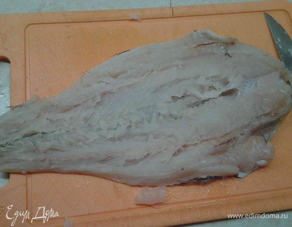 Рыбу промыть. Аккуратно отделить хребет, не повредив спинку. Посолить, поперчить. Полить соком лимона.