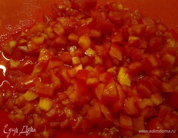 Помидоры порезать кубиками.