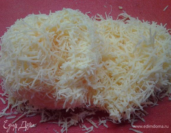 Сыр натереть на мелкой терке.