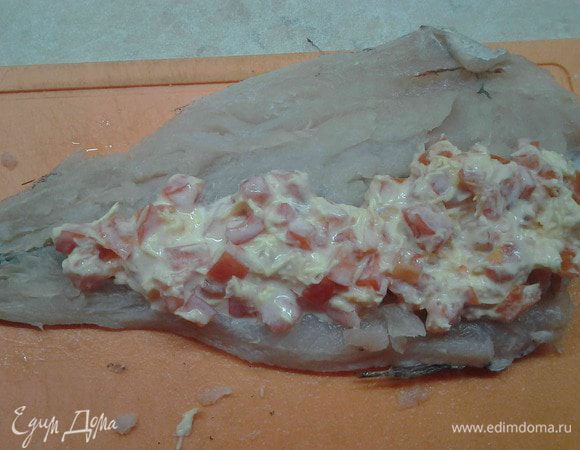 Этой смесью смазать рыбу внутри и сверху.