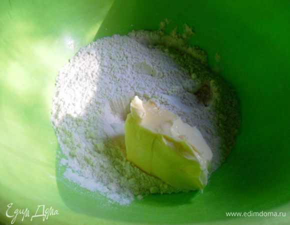 Просеять муку с разрыхлителем и солью. Порезать сливочное масло. Добавить к муке. Перетереть с мукой масло в крошку.