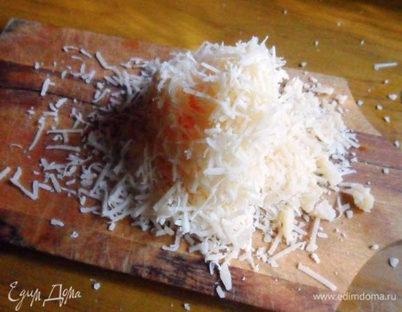Сыр натереть на мелкой тёрке.