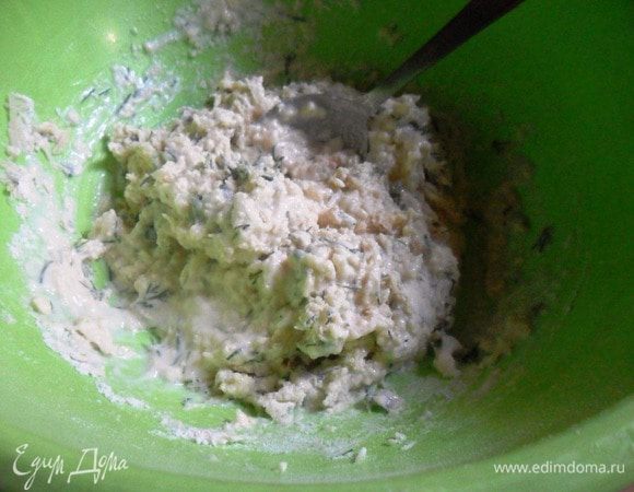 Соединить яично-молочную смесь и масляную крошку. Перемешать.