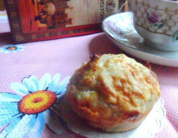 Выпекать 20 минут (до сухой зубочистки). Немного остудить в форме, затем на решётке.
Приятного чае-и-кофепития!