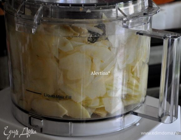 Яблоки очистим от кожуры, порежем вручную тонко или в фудпроцессоре. Полить соком лимона. Добавим сахар с корицей ¼ стак. сахар и ⅛ ч.л корицы, ванильный экстракт. Перемешать.