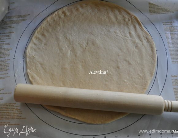 Тесто готовое разделим на 2 части. Раскатаем под круглую форму 23 см.
