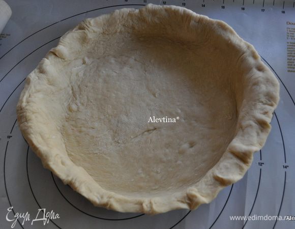 Аккуратно переложим в форму, распределим, подвернем края. Поставим в холодильник.