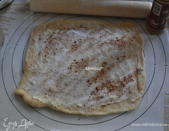 Вторую часть теста раскатаем в квадрат или прямоугольник. Смешаем ¼ стак. сахара с 1 ч.л корицы. Размягченное масло размажем по тесту аккуратно, распределим поверх сахар с корицей.
